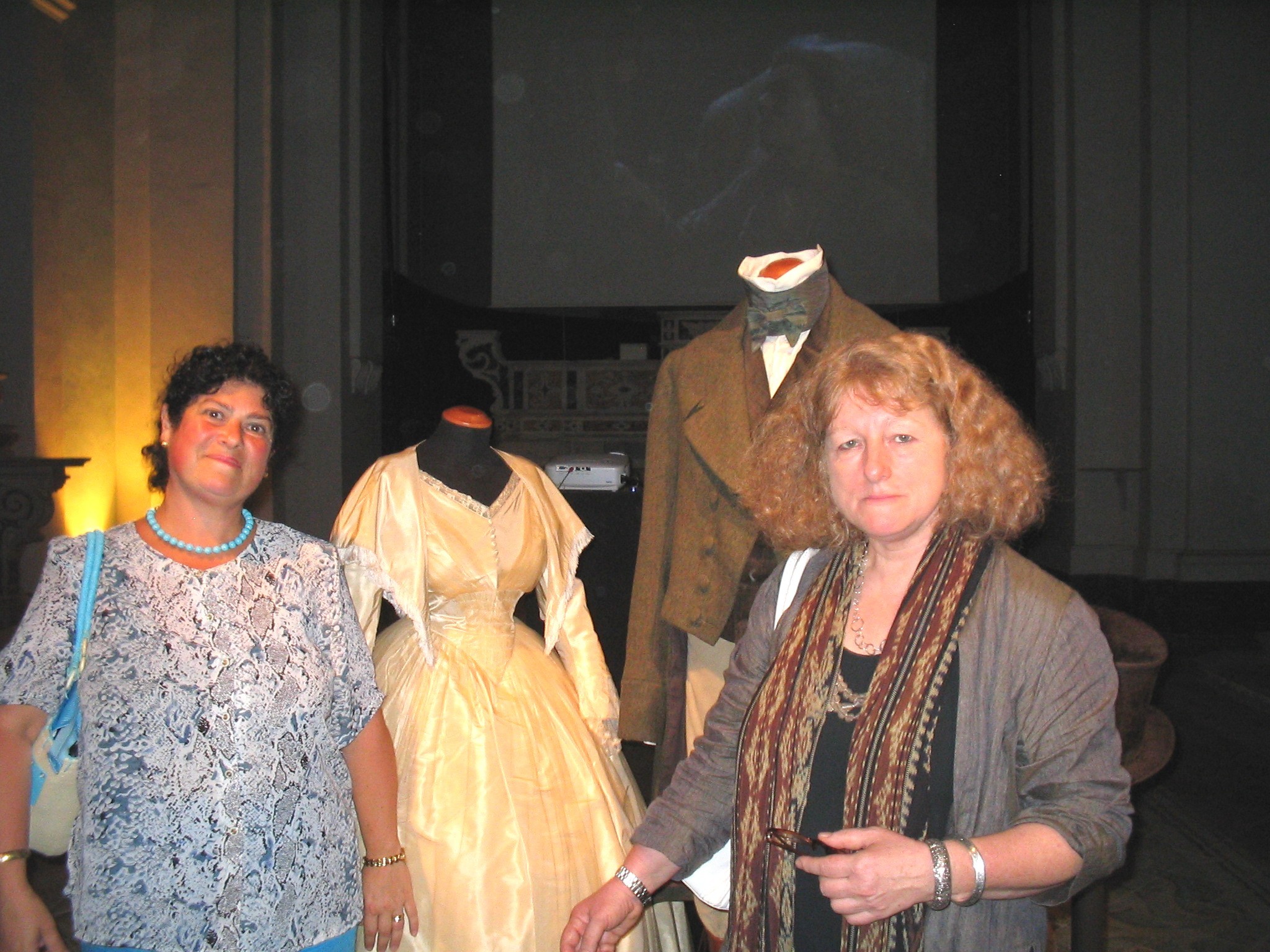 con Jenny davanti al vestito di J.E. di Zeffirelli